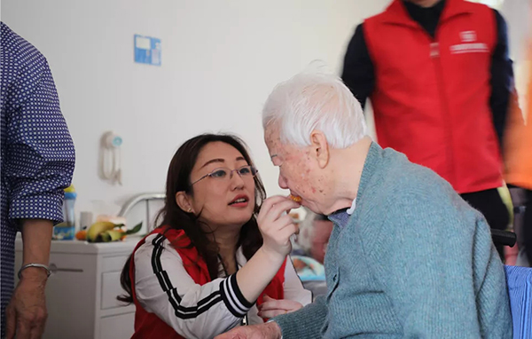 【先鋒引領(lǐng)，凝心聚力】三月學(xué)雷鋒，情暖敬老院